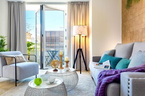 Apartment (1 Bedroom) | Living area | 32-inch TV with cable channels - Genteel Home Murillo (Seville)