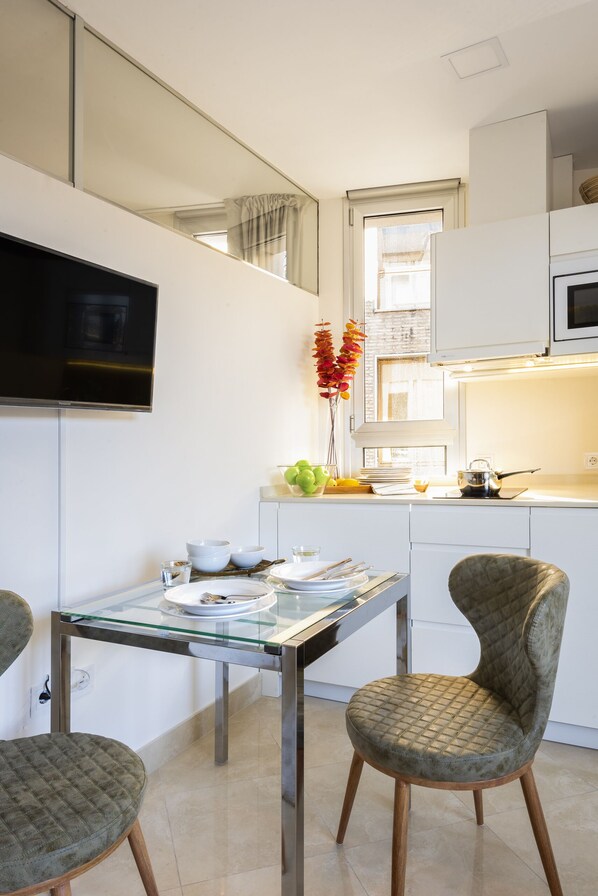 Appartement (1 Bedroom) | Cuisine privée | Grand réfrigérateur, micro-ondes, plaque de cuisson, lave-vaisselle