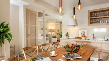 Apartment (4 Bedrooms) | Private kitchen | Full-size fridge, microwave, oven, stovetop