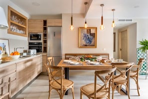 Apartment (4 Bedrooms) | Private kitchen | Full-size fridge, microwave, oven, stovetop - Genteel Home Carmen San Ignacio I (Granada)