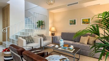 Appartement (4 Bedrooms) | Woonkamer | Een televisie