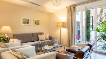 Apartment (4 Bedrooms) | Living room | TV