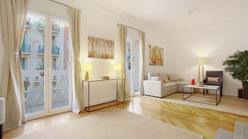 Apartamento, 2 habitaciones | Sala de estar | Televisión de 32 pulgadas con canales por cable
