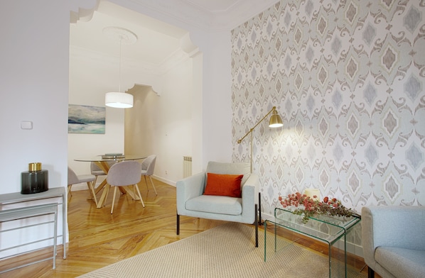 Apartment, 2 Bedrooms | Living room | 32-inch TV with cable channels