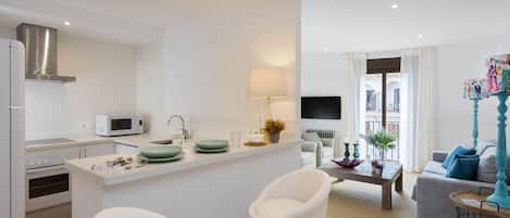 Apartamento (3 Bedrooms) | Cozinha privada | Geladeira grande, micro-ondas, cooktop, cafeteira/chaleira