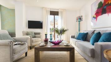 Apartment (3 Bedrooms) | Wohnzimmer | 32-Zoll-Flachbildfernseher mit Kabelempfang, Fernseher