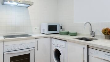Appartement (3 Bedrooms) | Cuisine privée | Grand réfrigérateur, micro-ondes, plaque de cuisson