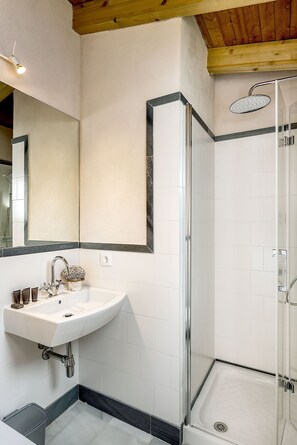 Apartment (3 Bedrooms) | Badezimmer | Dusche, Haartrockner, Bidet, Handtücher