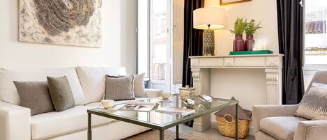 Apartment (3 Bedrooms) | Living area