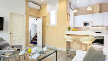 Apartment (3 Bedrooms) | Eigene Küche | Großer Kühlschrank, Mikrowelle, Ofen, Espressomaschine