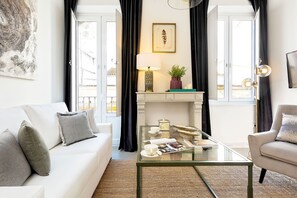 Appartement (3 Bedrooms) | Aire de séjour | Téléviseur de 32 po avec télévision par câble