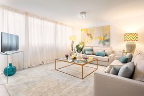 Lejlighed (3 Bedrooms) | Opholdsområde | 32-tommers tv med kabelkanaler