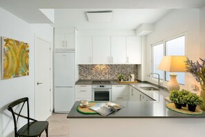 Appartement (3 Bedrooms) | Cuisine privée | Grand réfrigérateur, micro-ondes, four, plaque de cuisson