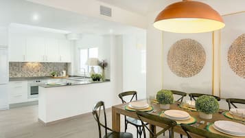 Leilighet (3 Bedrooms) | Eget kjøkken | Kjøleskap, mikrobølgeovn, ovn og kokeplater