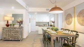 Căn hộ (3 Bedrooms) | Khu vực ăn uống tại phòng