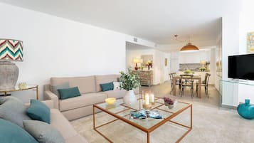 Departamento (3 Bedrooms) | Área de sala de estar | Televisión de 32 pulgadas con canales por cable