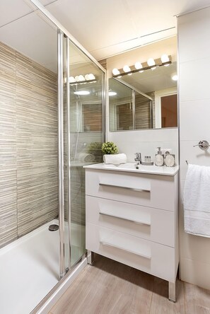 Apartment (3 Bedrooms) | Bathroom | Shower, hair dryer, bidet, towels