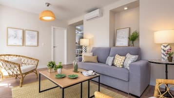 Apartment (2 Bedrooms) | Wohnbereich | 32-Zoll-Flachbildfernseher mit Kabelempfang, Fernseher