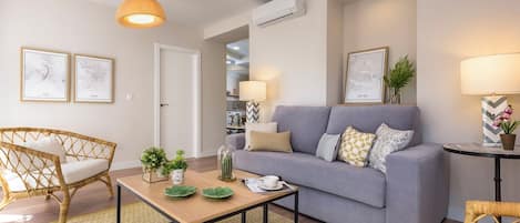 アパートメント (2 Bedrooms) | リビング エリア | 32 インチの薄型テレビ (ケーブル放送視聴可)、テレビ