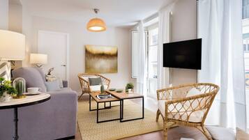 Apartment (2 Bedrooms) | Wohnbereich | 32-Zoll-Flachbildfernseher mit Kabelempfang, Fernseher