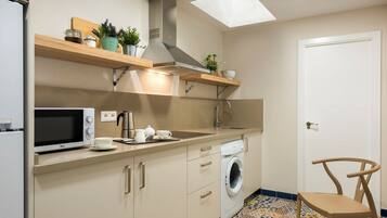 Appartement (2 Bedrooms) | Privékeuken | Een koelkast met diepvriezer, een microgolfoven, een vaatwasser