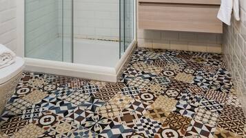 Appartement (2 Bedrooms) | Badkamer | Een douche, een haardroger, handdoeken, zeep