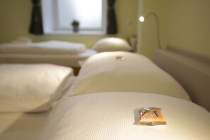 Ropa de cama de alta calidad y caja de seguridad en la habitación 