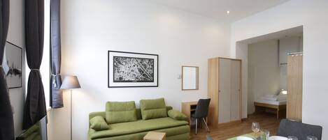 Suite monolocale Superior | Area soggiorno | TV a schermo piatto 55 cm con canali via cavo, TV LCD