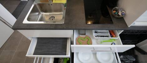 冷蔵庫、電子レンジ、コンロ、食器洗い機