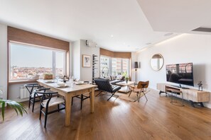 Leilighet (1 Bedroom) | Oppholdsrom | En 32-tommers TV med kabel-kanaler