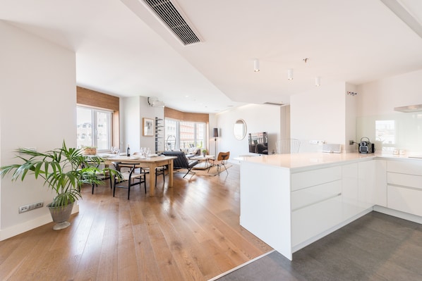 ์ํํธ (1 Bedroom) | ์ ์ฉ ์ฃผ๋ฐฉ | ๋์ฉ๋ ๋์ฅ๊ณ , ์ ์๋ ์ธ์ง, ์ค๋ธ, ์ฟกํ