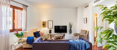 Apartment (4 Bedrooms) | Living room