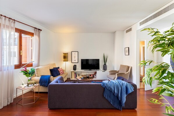 Appartement (4 Bedrooms) | Woonkamer | Een 32-inch televisie met kabelzenders