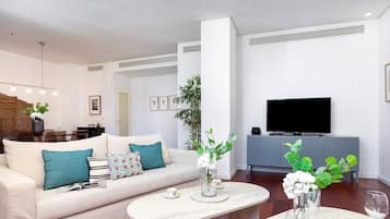 Apartamento (4 Bedrooms) | Zona de estar | Televisión de 32 pulgadas con canales por cable