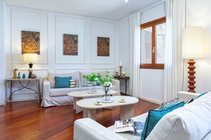 Apartment (4 Bedrooms) | Living area | 32-inch TV with cable channels - Genteel Home Cabildo IV (Seville)