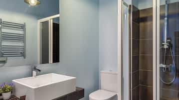 Apartment (4 Bedrooms) | Bathroom | Separate tub and shower, deep soaking tub, hair dryer, bidet