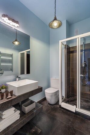 Appartement (4 Bedrooms) | Badkamer | Een aparte badkuip en douche, een diep bad, een haardroger, een bidet