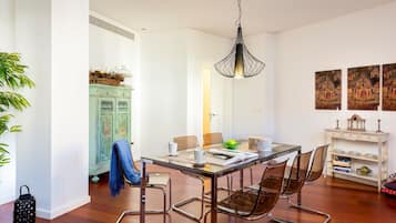 Apartment (4 Bedrooms) | Wohnzimmer | 32-Zoll-Fernseher mit Kabelempfang