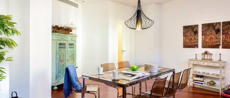 Apartment (4 Bedrooms) | Living room