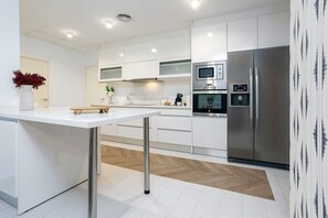 Apartment (4 Bedrooms) | Private kitchen | Fridge, microwave, oven, stovetop - Genteel Home Cabildo IV (Seville)