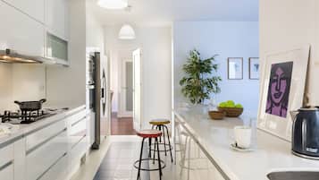 Apartment (4 Bedrooms) | Private kitchen | Fridge, microwave, oven, stovetop