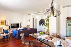 Apartment (4 Bedrooms) | Living room