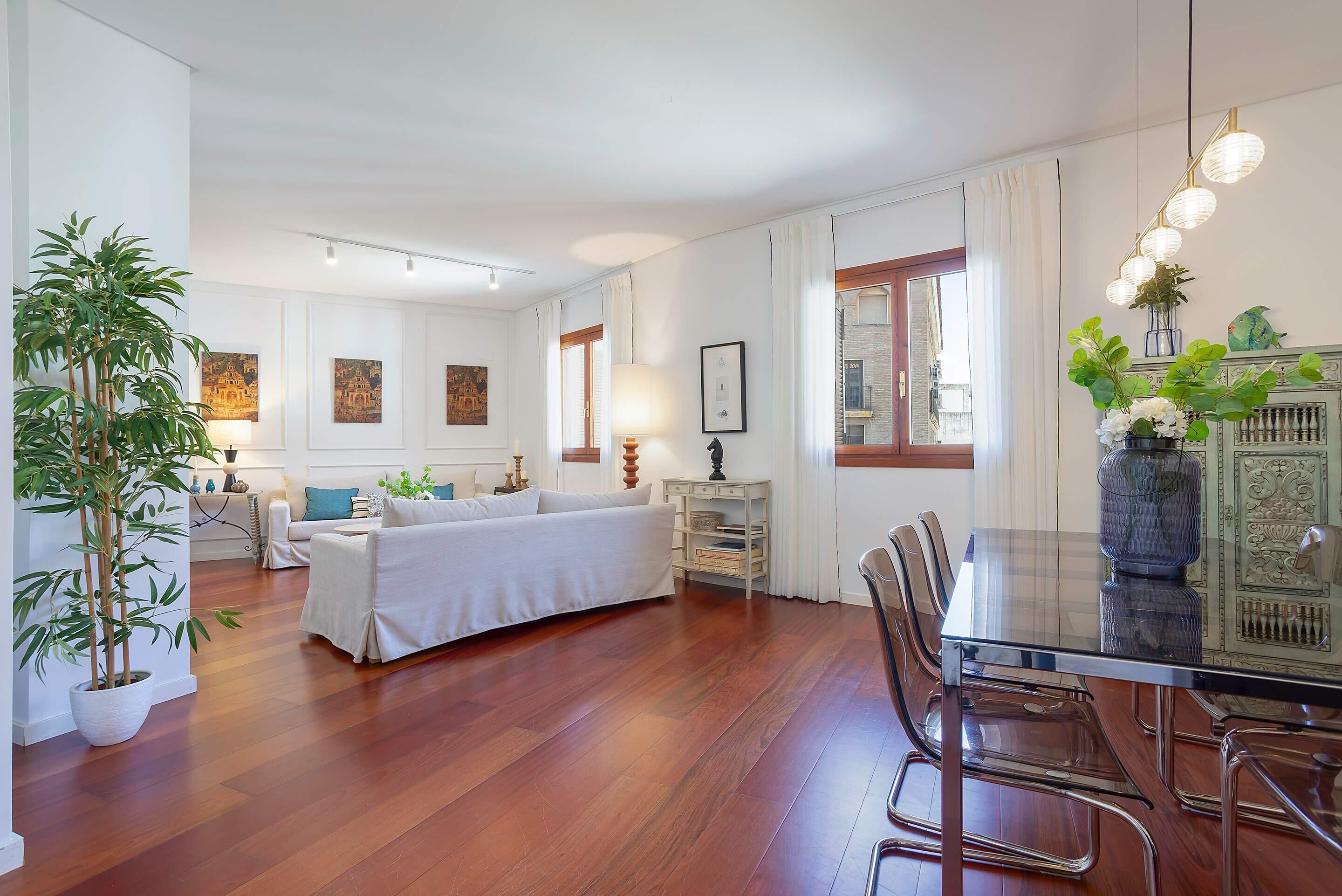 Apartment (4 Bedrooms) | Wohnbereich | 32-Zoll-Fernseher mit Kabelempfang