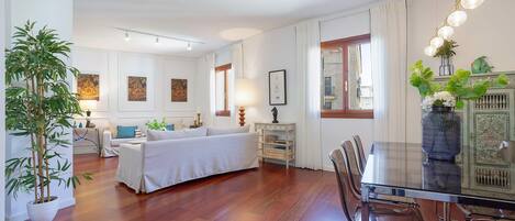 Apartment (4 Bedrooms) | Wohnbereich