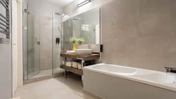 Apartamento (4 Bedrooms) | Baño | Bañera y ducha independientes, bañera profunda, secador de pelo y bidé