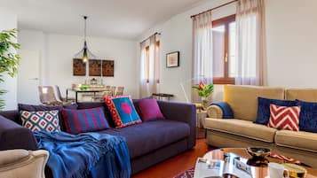 Apartment (4 Bedrooms) | Wohnzimmer | 32-Zoll-Fernseher mit Kabelempfang