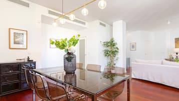 Apartment (4 Bedrooms) | Essbereich im Zimmer