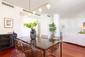 Apartment (4 Bedrooms) | In-room dining - Genteel Home Cabildo IV (Seville)