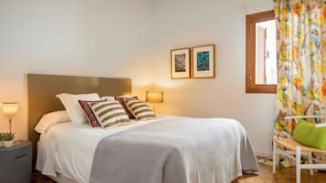 4 bedrooms, soundproofing, iron/ironing board, free WiFi