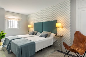 3 bedrooms, laptop workspace, soundproofing, iron/ironing board - Luxury 3 Bd Apartment Next to the Cathedral. Constitución III (Seville)